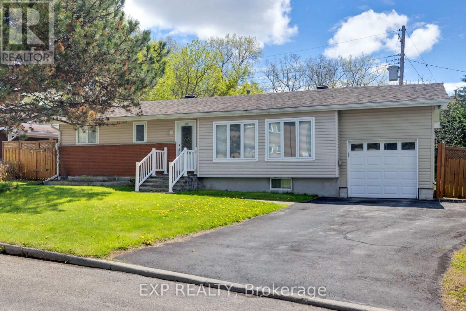 Property Photo:  888 Charleswood Avenue  ON K1K 0W3 