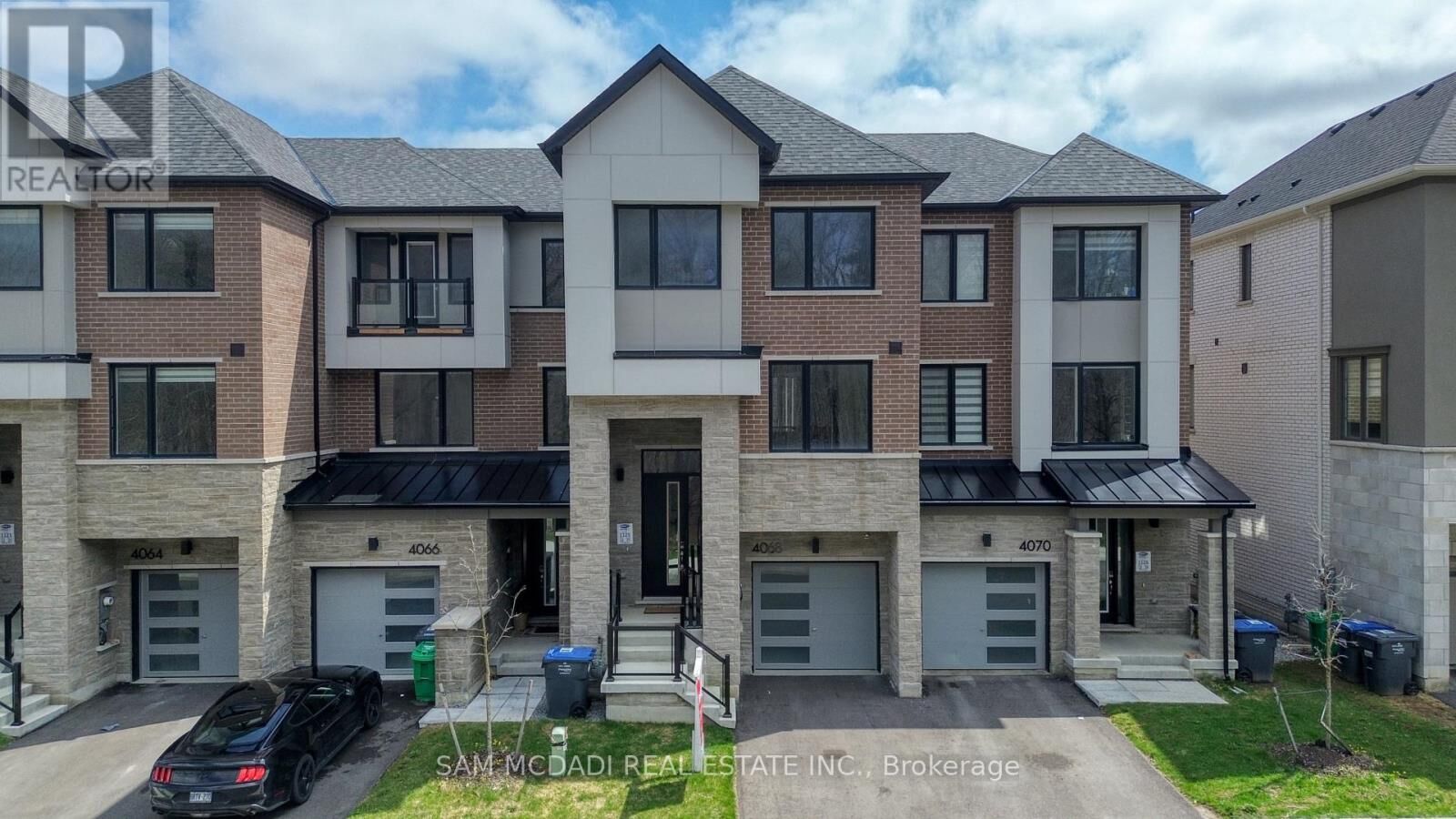 Property Photo:  4068 Kadic Terrace  ON L5M 2S8 