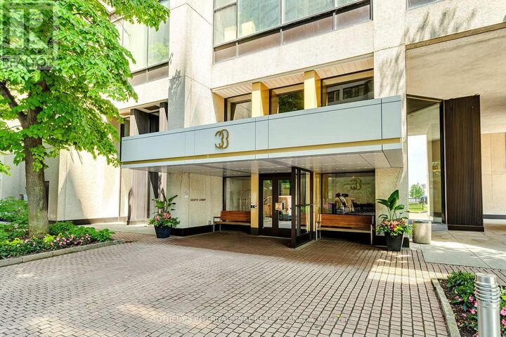 Property Photo: 33 Harbour Square 838 ON M5J 2G2