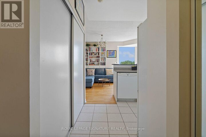 Property Photo:  4200 Bathurst Street 514  ON M3H 6C7 