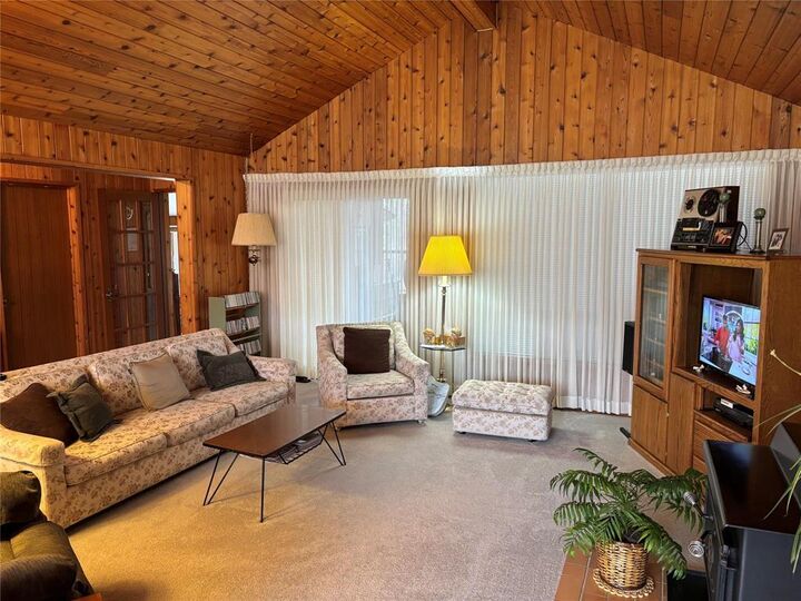Property Photo:  11 Palmer Place  MB R0C 2W0 