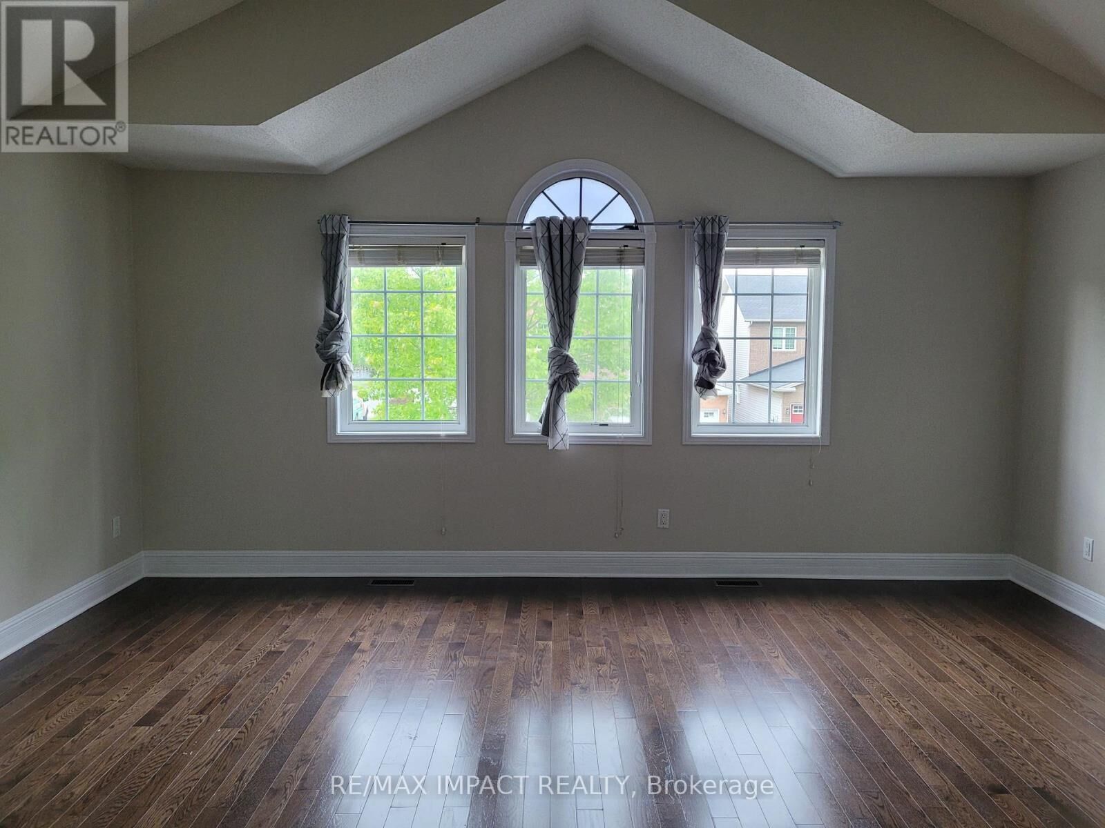 Property Photo:  20 Remembrance Crescent  ON K1G 6N4 