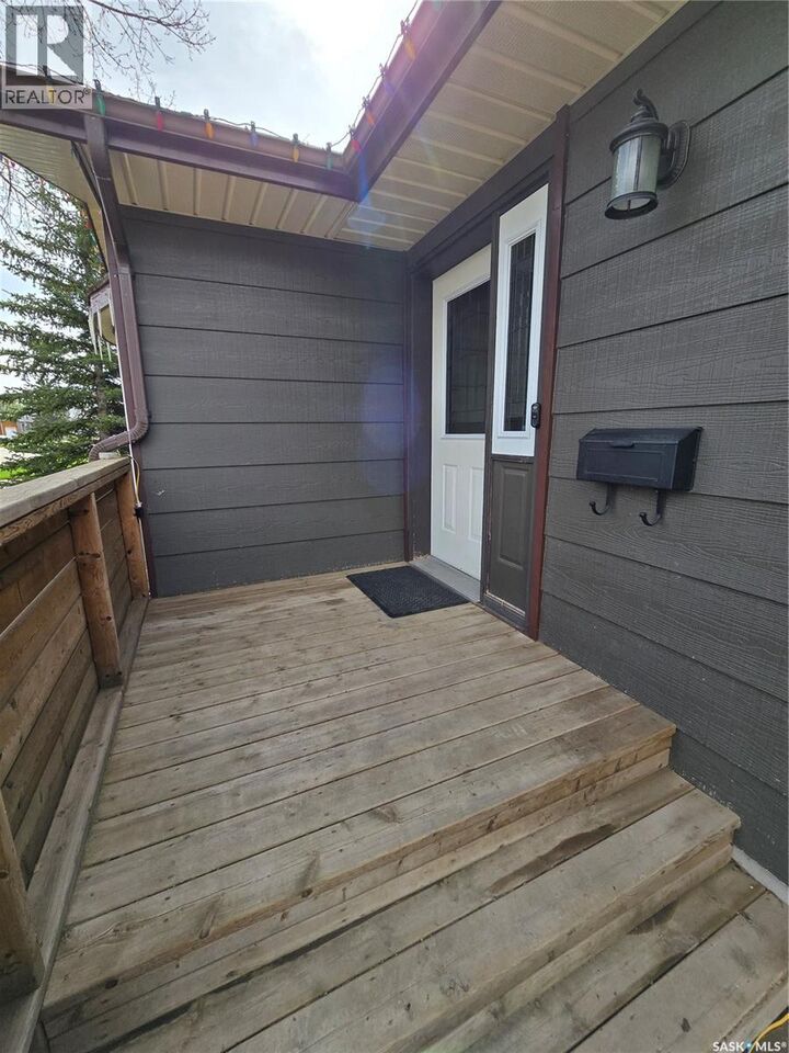 Property Photo: 528 Dieppe Drive SK S4H 2Y2