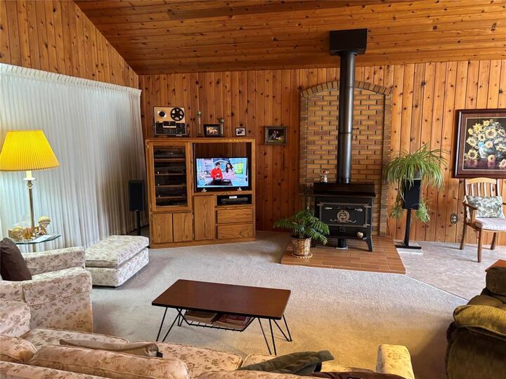 Property Photo: 11 Palmer Place MB R0C 2W0