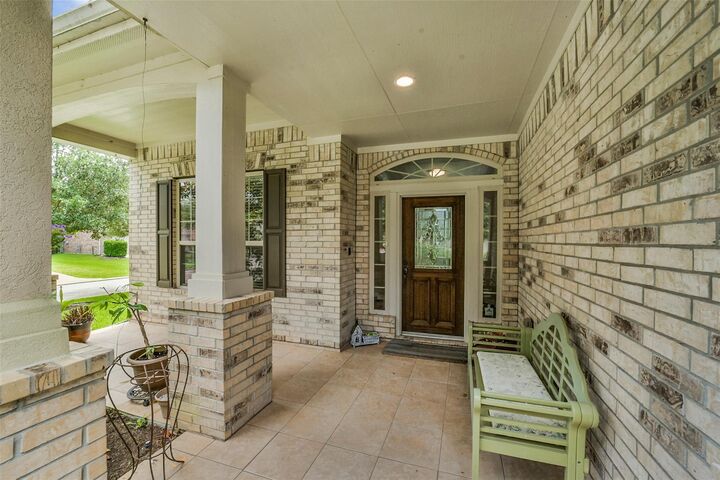 Property Photo: 110 N Victoriana Circle TX 77389