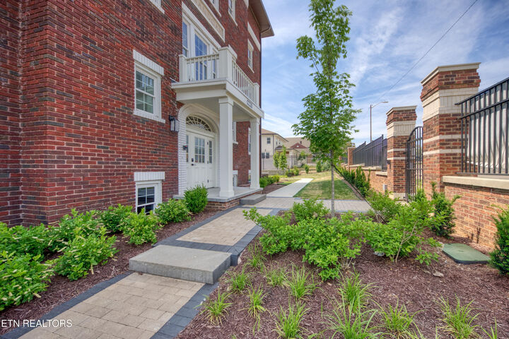 Property Photo:  2724 E Magnolia Ave 402  TN 37914 