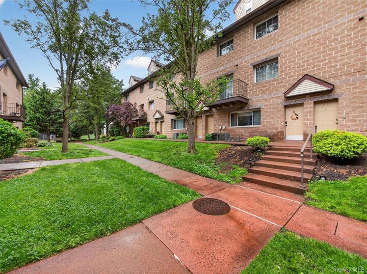 Property Photo:  8 Klint Court  NY 10954 