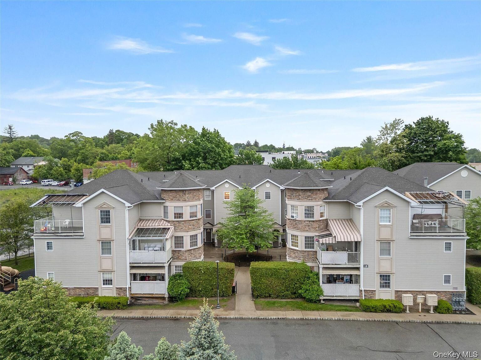 Property Photo:  10 Horizon Court 302  NY 10952 