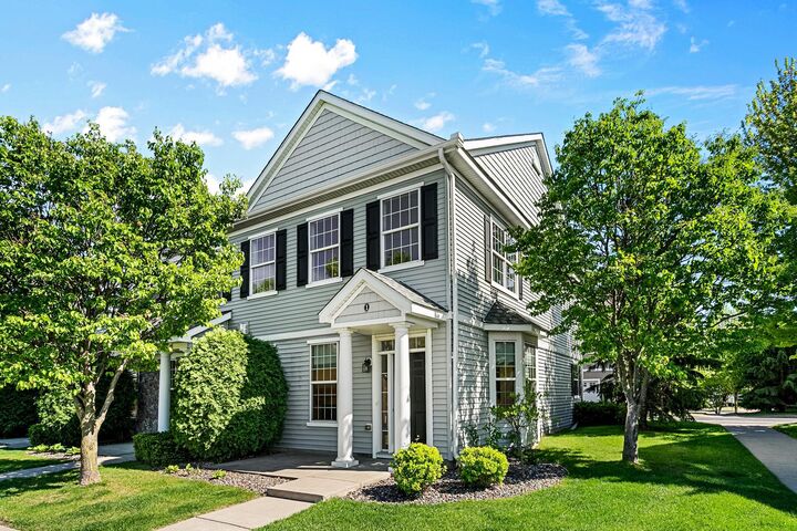 Property Photo:  1617 Legacy Parkway E 1  MN 55109 