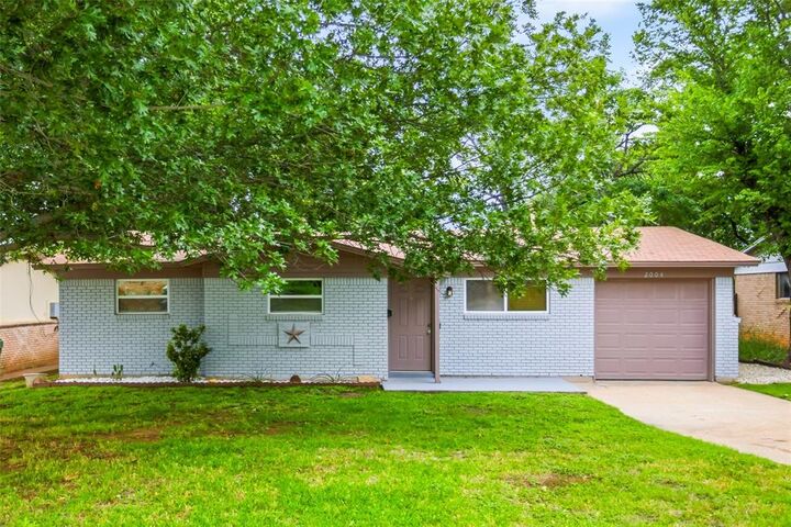 Property Photo:  2004 Alan A Dale Road  TX 76013 