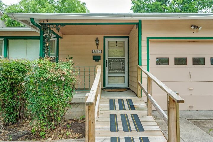 Property Photo: 3825 Byers Avenue TX 76107