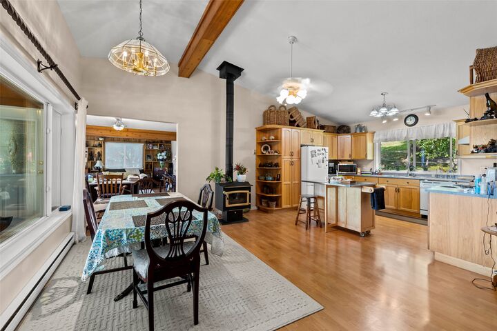 Photo de la propriété: 6297 Squilax-Anglemont Road BC V0E 1M7