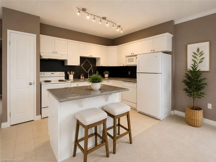 Property Photo: 255 Keats Way 606 ON N2L 6N6