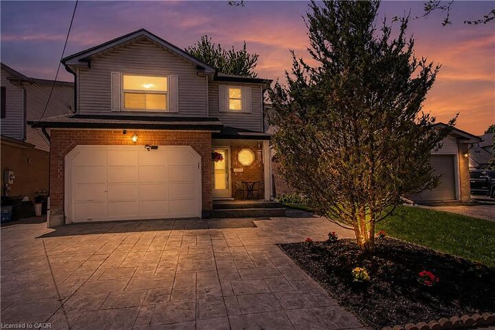 Property Photo: 51 Camrose Court ON N2M 5J4