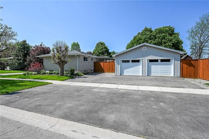 Property Photo:  2 Coachwood Road  ON N3R 3R4 