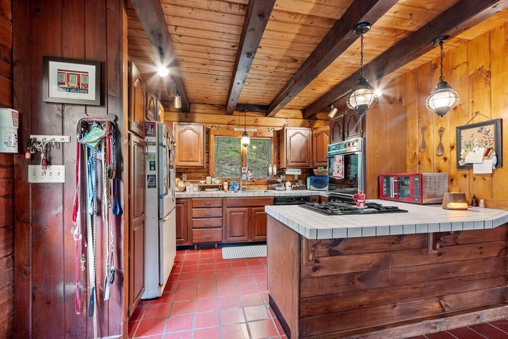 Property Photo:  90 Appleton Cir  MA 01420 