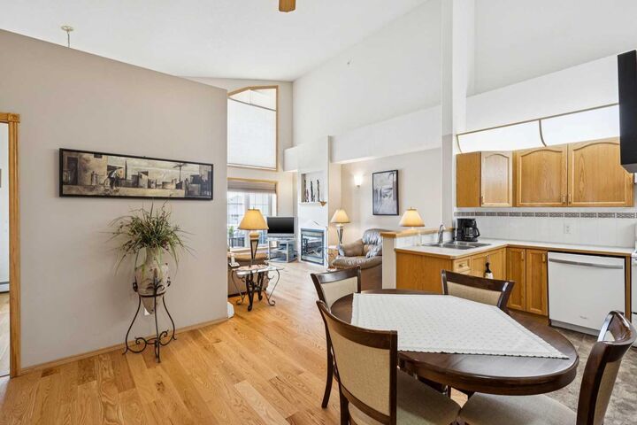 Photo de la propriété:  728 Country Hills Road NW 301  AB T3K 5K8 