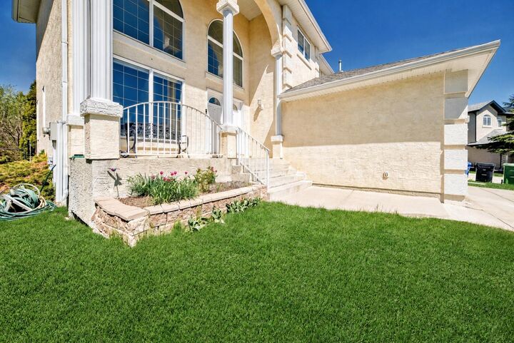 Property Photo:  130 Panorama Hills View NW  AB T3K 5B8 