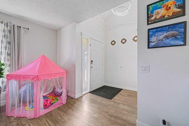Property Photo:  332 Abinger Crescent NE  AB T2A 6L3 