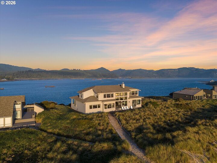 Property Photo: 367 Salishan Dr OR 97388