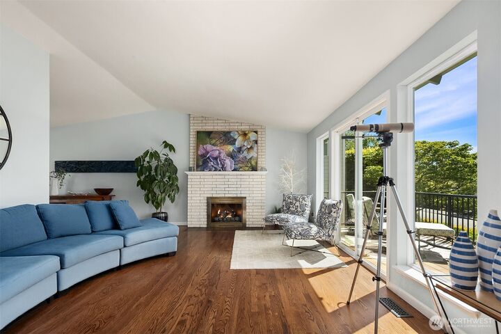 Property Photo:  1033  8th Avenue S  WA 98020 