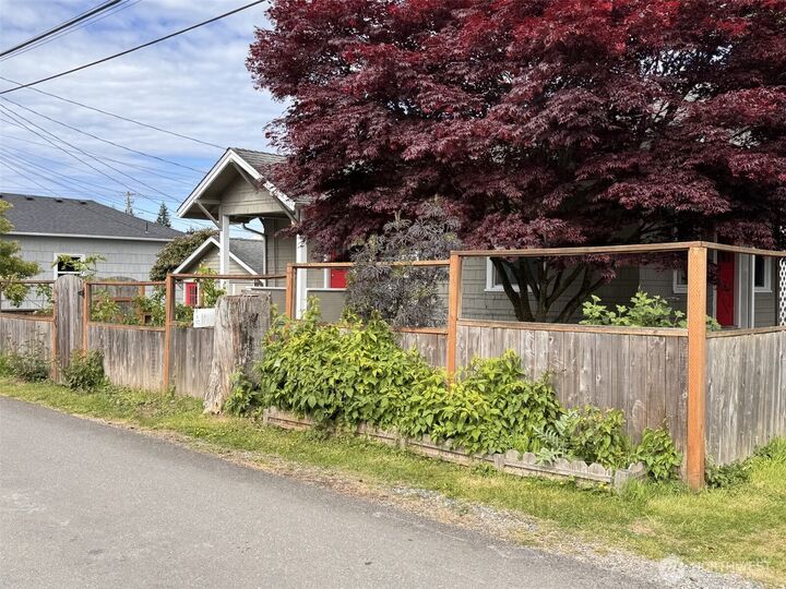 Property Photo:  1022  Rockefeller Avenue  WA 98201 