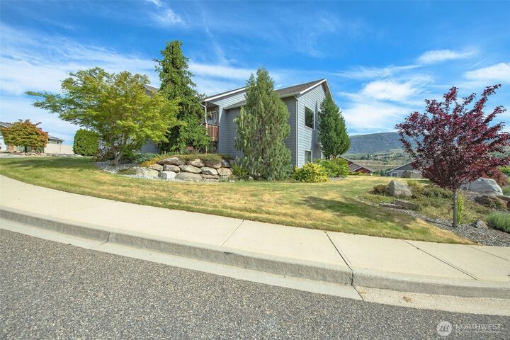 Property Photo:  2840  Akamai Way  WA 98801 