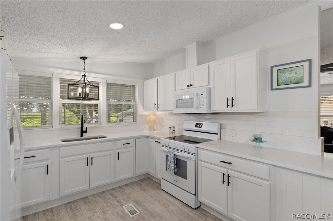 Property Photo:  4190 E Lake Park Drive  FL 34442 