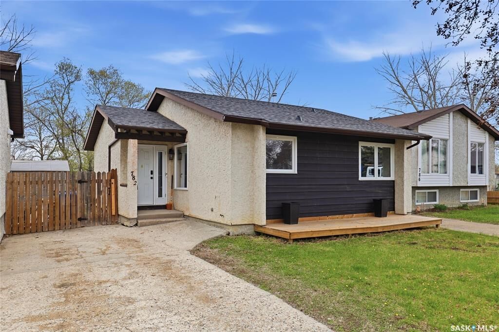 Property Photo: 782 Hayworth Crescent N SK S4X 1Y1