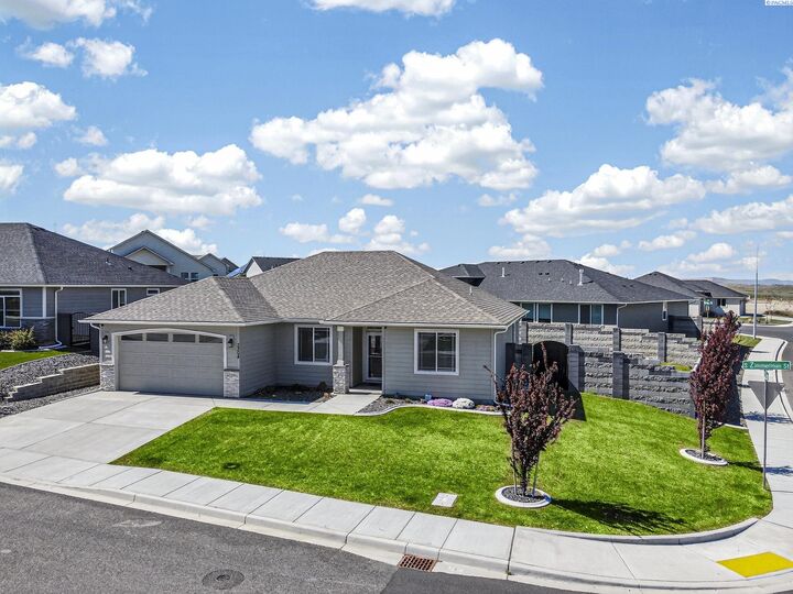 Property Photo: 3304 S Zimmerman St WA 99338