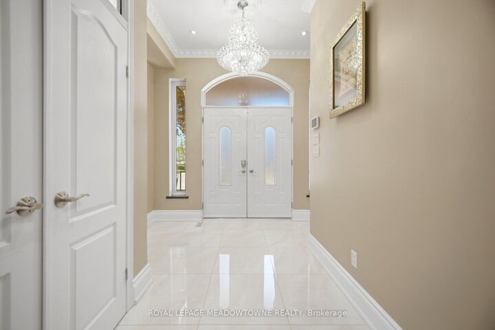 Property Photo:  2 The Keanegate Street  ON M9B 2B4 
