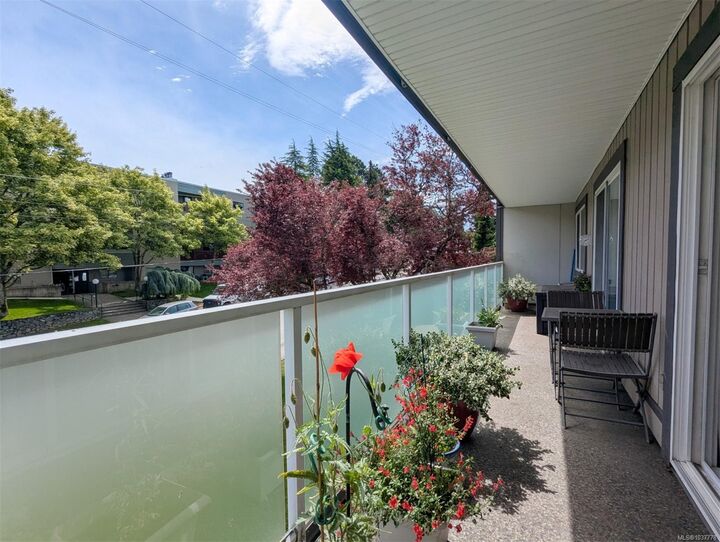 Property Photo:  3252 Glasgow Ave 405  BC V8X 1M2 