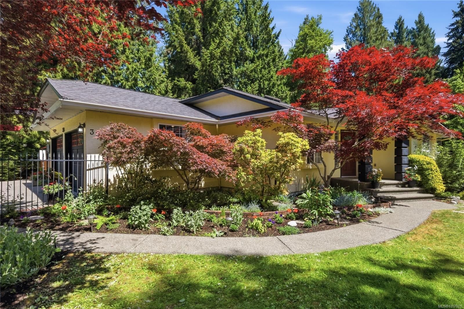 Property Photo: 3555 Dougan Dr BC V0R 1L0