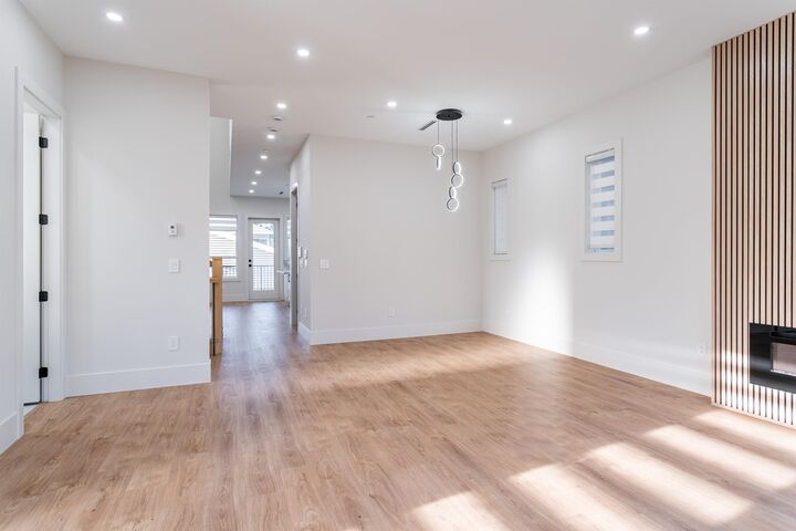 Property Photo: 1533 Manning Avenue BC V3B 1K6