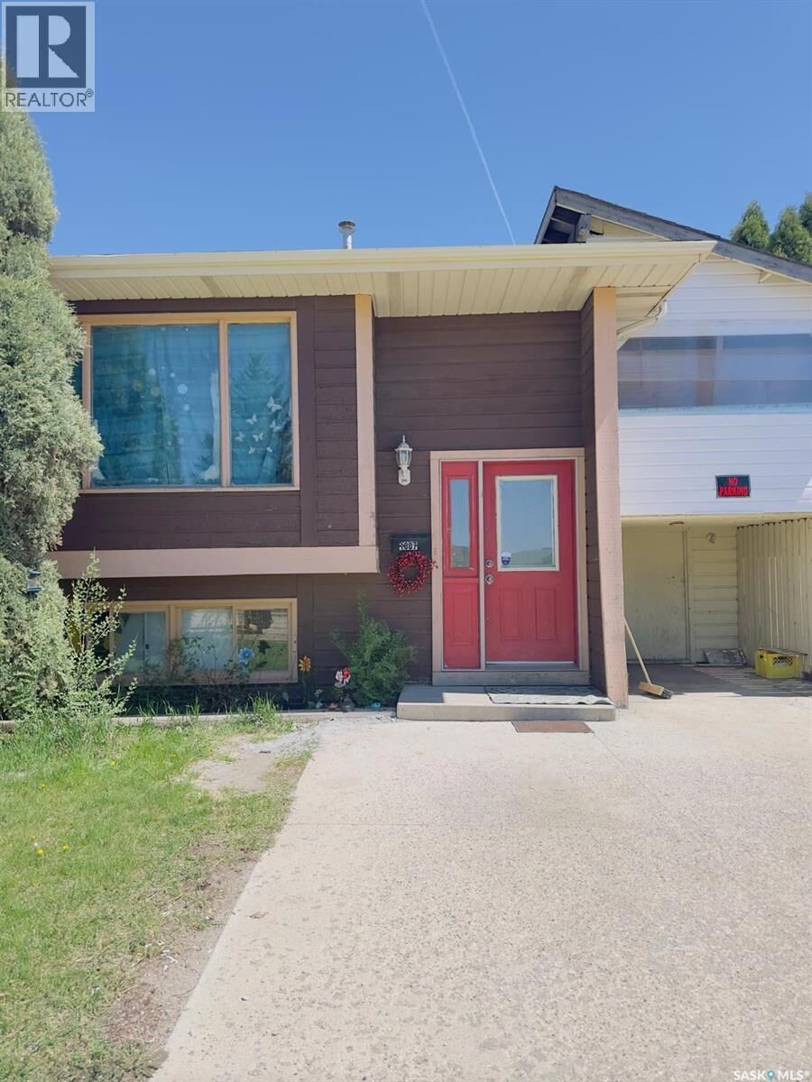 Property Photo: 1607 Acadia Drive SK S7H 5K7