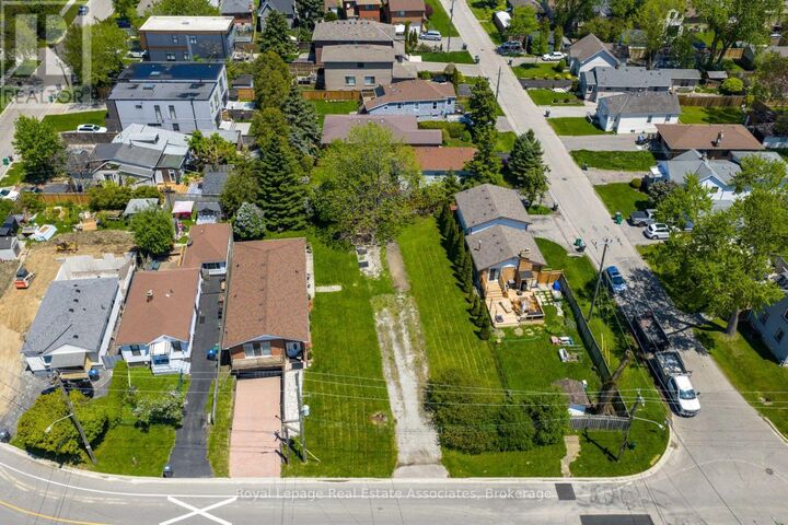 Property Photo:  1063 Alexandra Avenue  ON L5E 2A1 