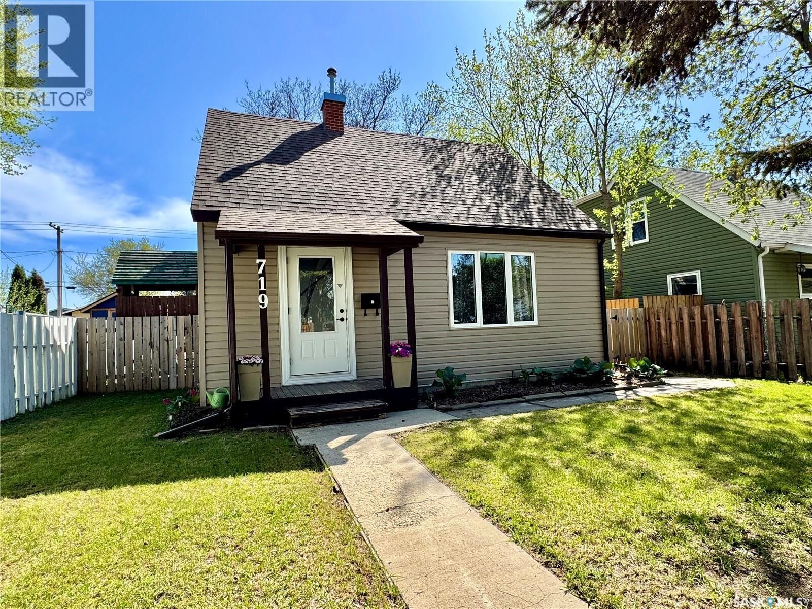Property Photo:  719 4th Street E  SK S6V 0K4 