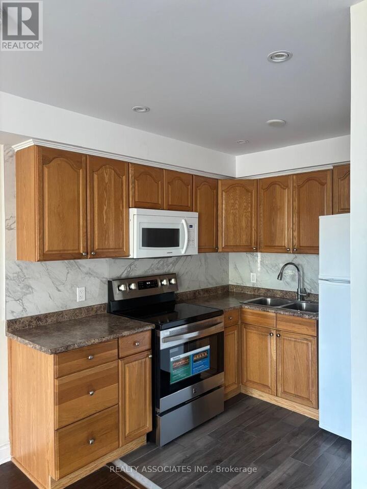 Property Photo:  1389 Danforth Avenue B  ON M4J 1N2 