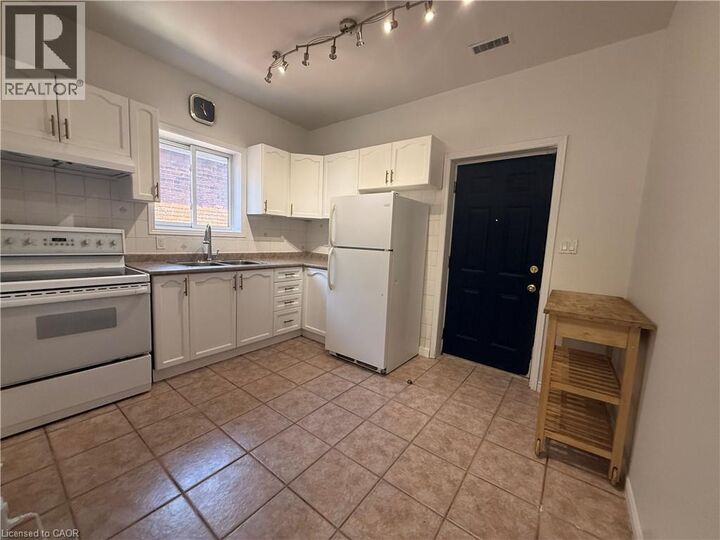 Property Photo:  359 Barton Street East Upper  ON L8L 2X8 