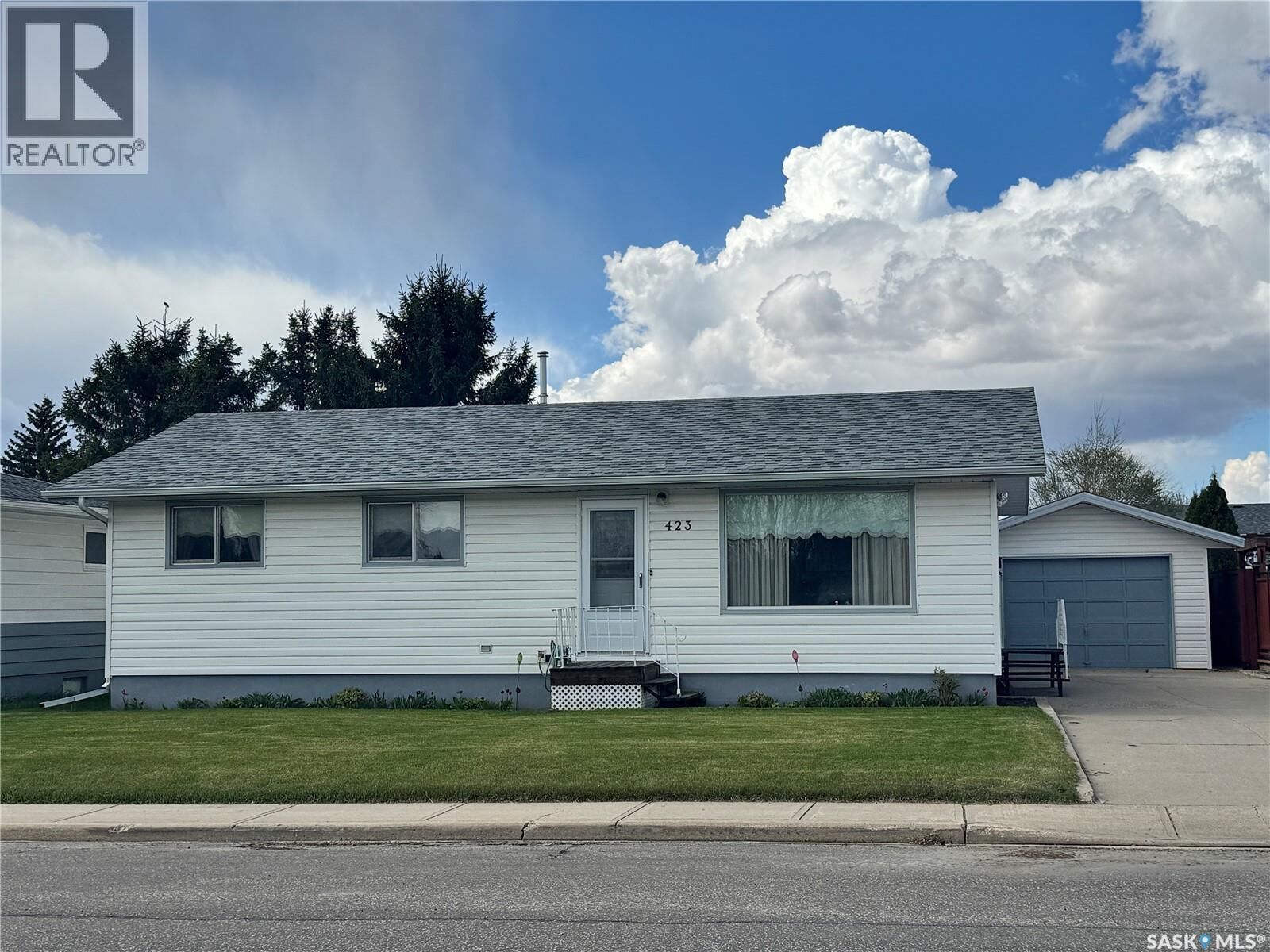 Property Photo: 423 7th Avenue W SK S0K 0M0