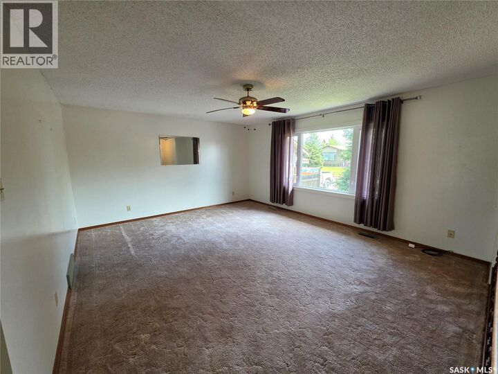 Property Photo:  613 2nd Street W  SK S9X 1E6 