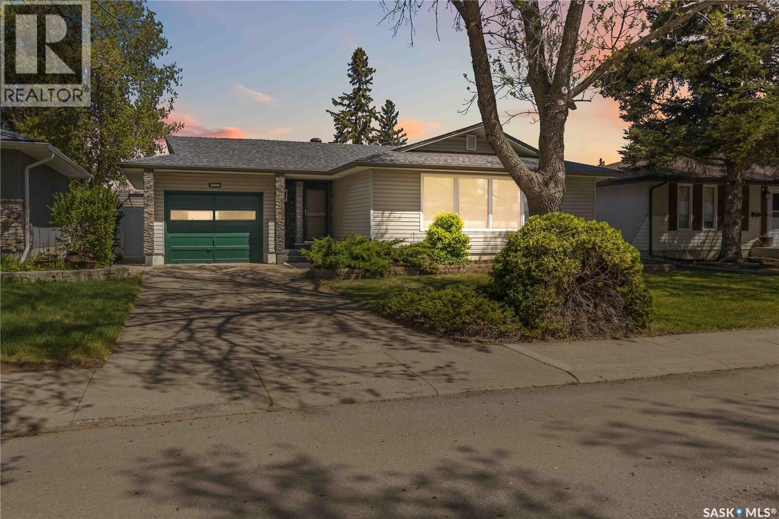 Property Photo: 2809 Eastview SK S7J 3H7