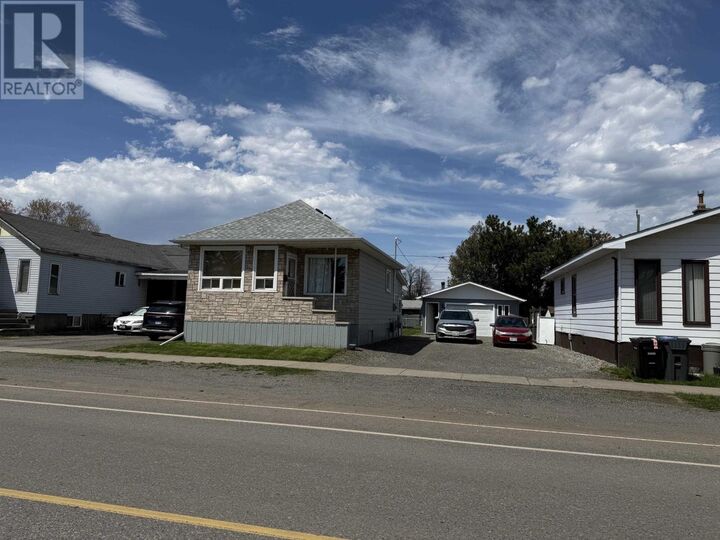 Property Photo:  1407 Gore St W  ON P7E 3V1 