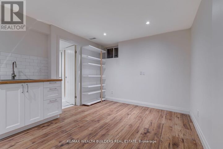 Property Photo:  172 Indian Road Crescent Lower  ON M6P 2G3 