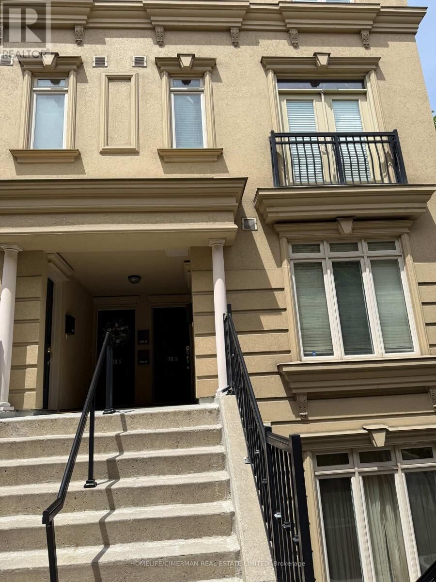 Property Photo:  98 Carr Street Th 2  ON M5T 1B7 
