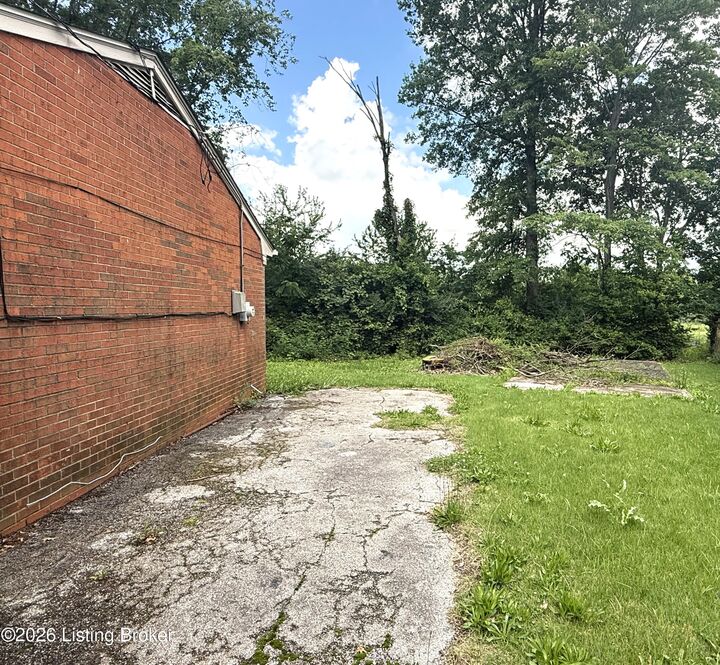 Property Photo:  5402 Lagoona Dr  KY 40219 