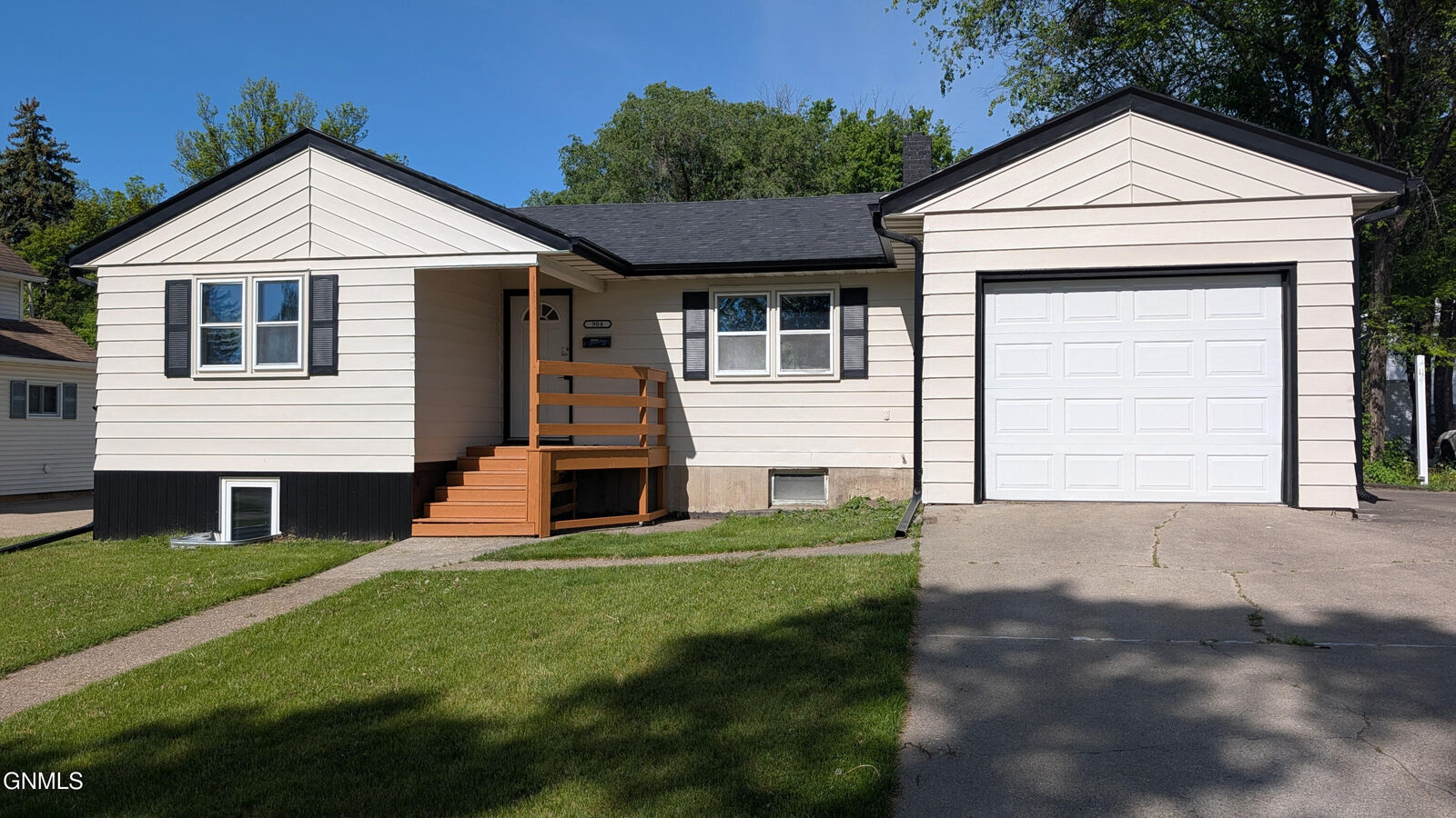Property Photo:  904 Anderson Street  ND 58501 