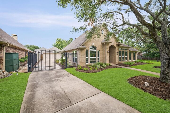Property Photo: 1707 Crescent Green Drive TX 77094