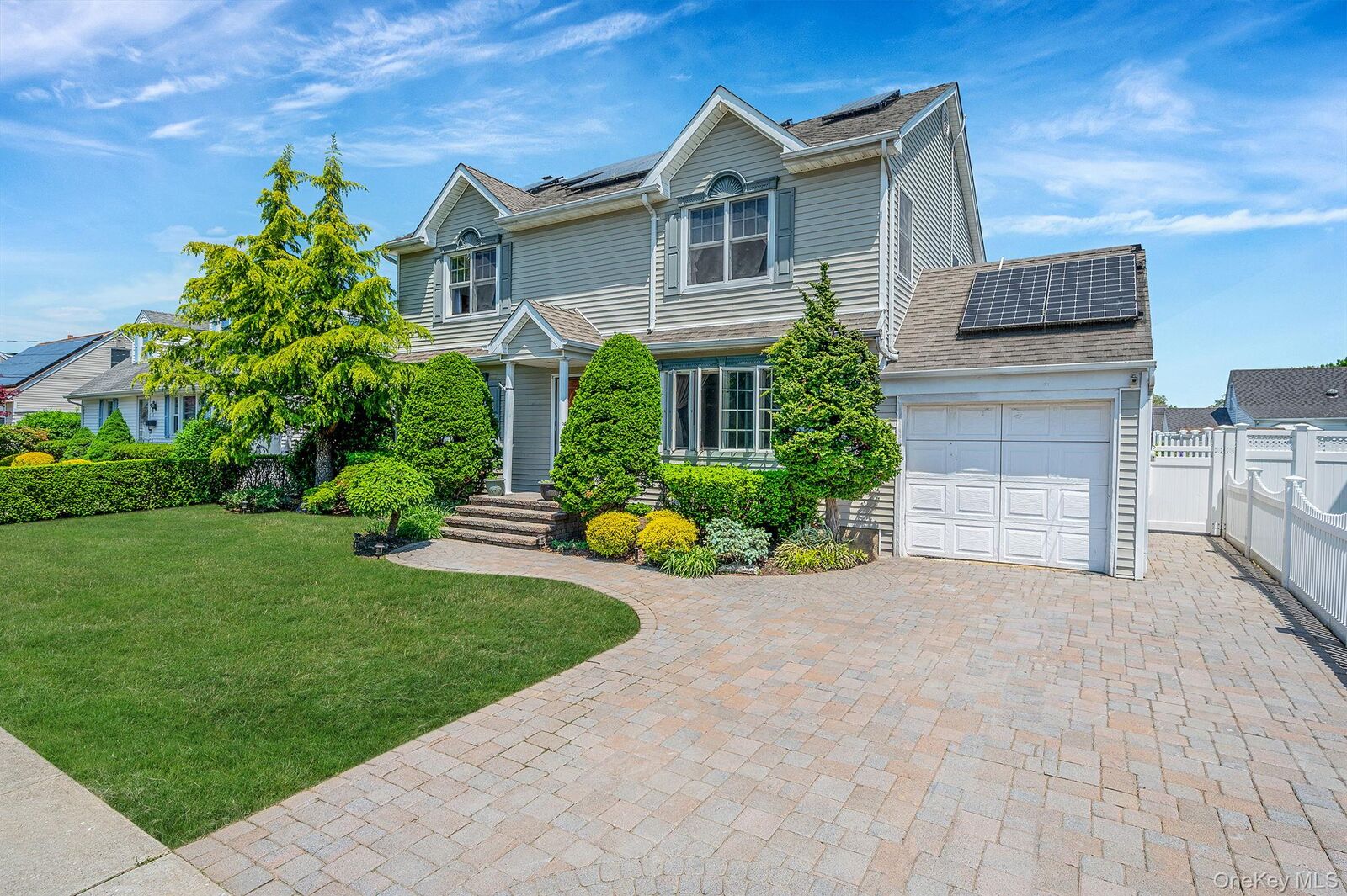 Property Photo:  15 Lillian Place  NY 11735 