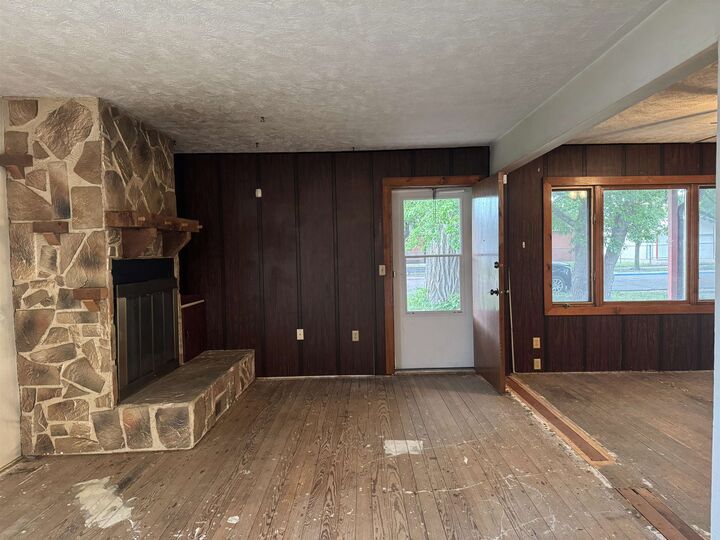 Property Photo: 203 W 10th Street NE 69101-4589